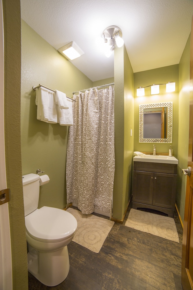 Panoramic Room, 1 Queen Bed, Shared Bathroom, Mountain View (Not Pet Friendly) photo 2