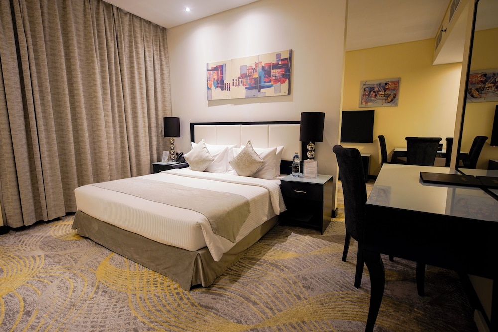 Deluxe Suite, 1 King Bed, Non Smoking, 2 Bathrooms