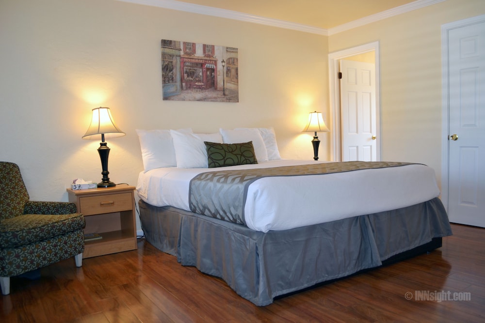 Standard Room, 1 King Bed photo 2