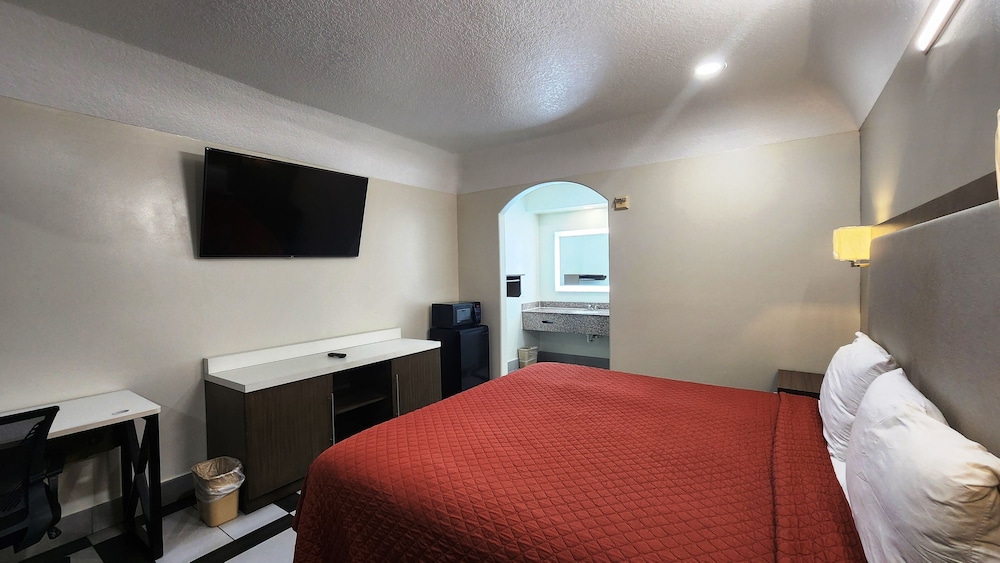 Deluxe Room, 1 King Bed, Non Smoking, Refrigerator & Microwave - Photo 2