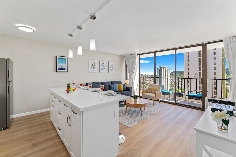 Premium Remodeled Condo with Ocean View and Parking: Premium Suite, 1 Bedroom, Balcony, Ocean View (0125) photo