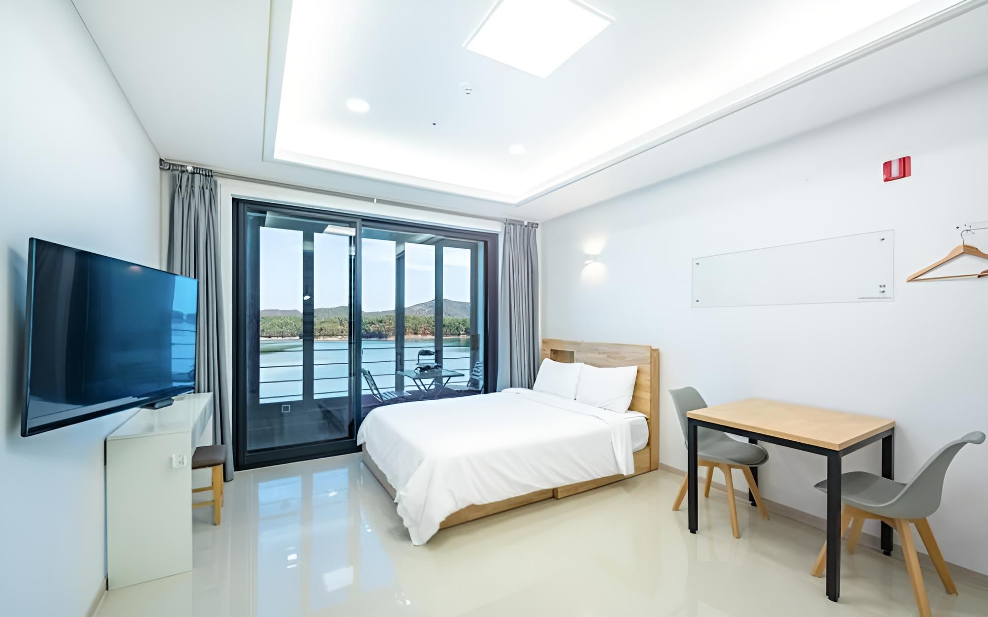 Room (Room 202 (Deluxe)) - Photo 2