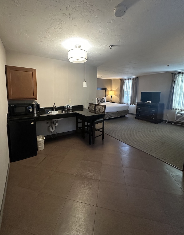Standard Single Room, 1 King Bed, Roll-in Shower, Kitchenette photo 1