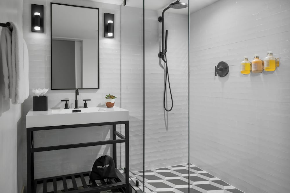 Standard Room, 2 Twin Beds (Roll-In Shower) - Photo 4
