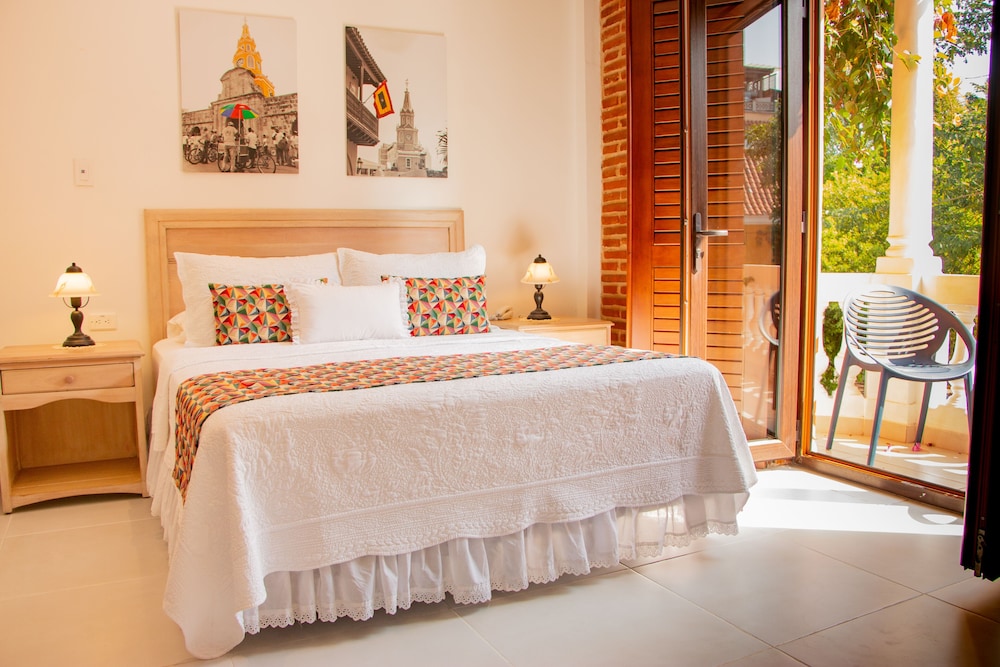 Superior Room with Queen Bed Private Balcony and view to Plaza
