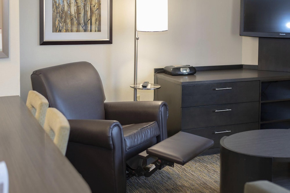 Suite, 1 Queen Bed with Sofa bed, Accessible (Hearing One Bedroom) - Photo 4