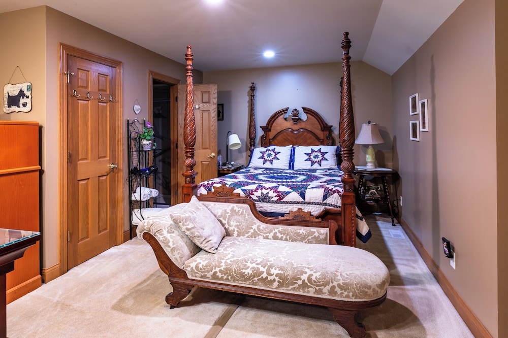 Suite, 1 Queen Bed, Non Smoking (Antique Suite) photo 1