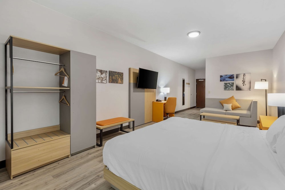 Suite, 1 King Bed, Accessible, Non Smoking photo 3
