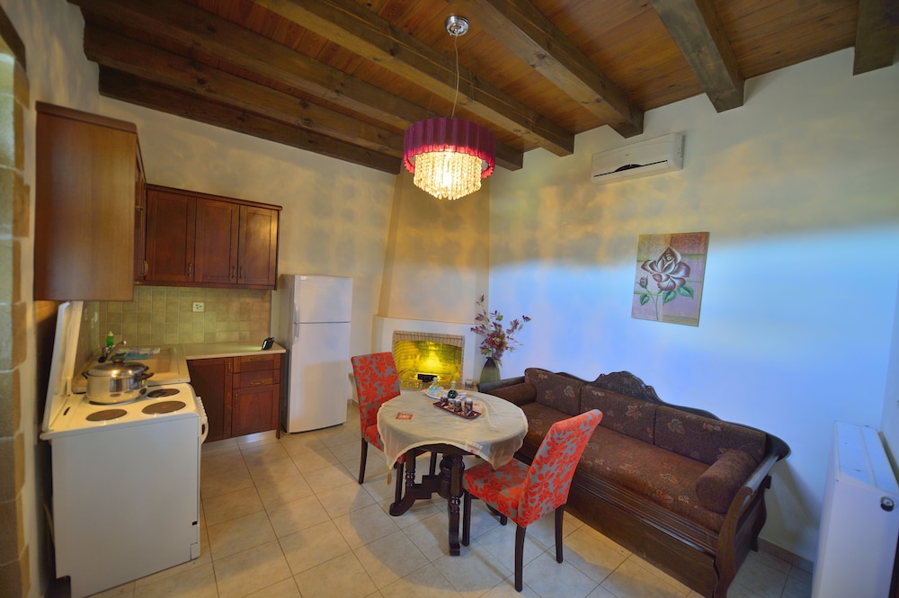 Design Suite, 2 Bedrooms, Sea View (Azalea) photo 3
