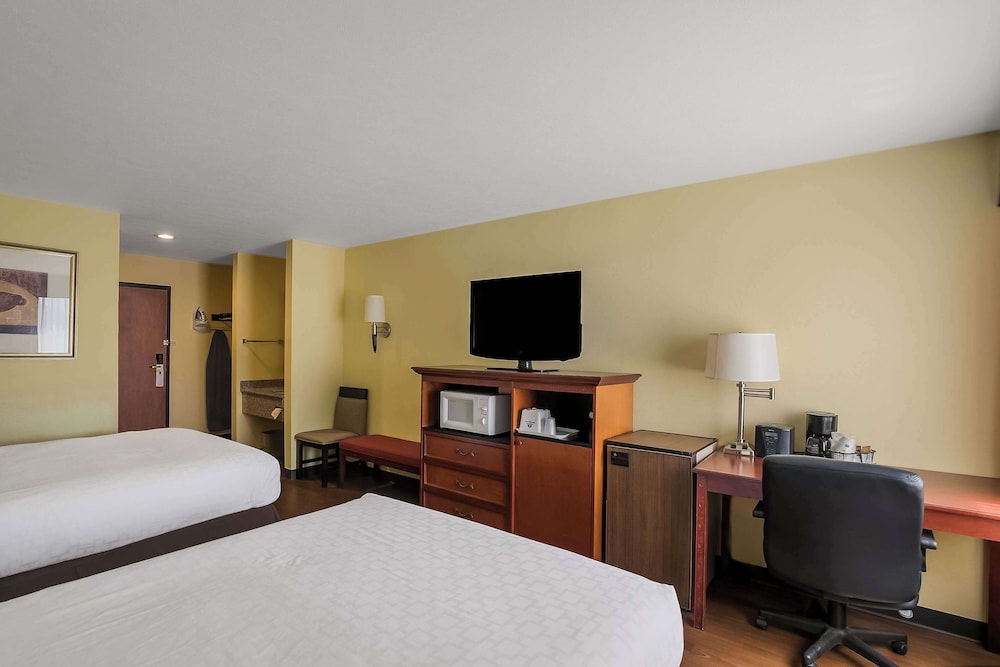 Room, 2 Queen Beds, Non Smoking - Photo 4