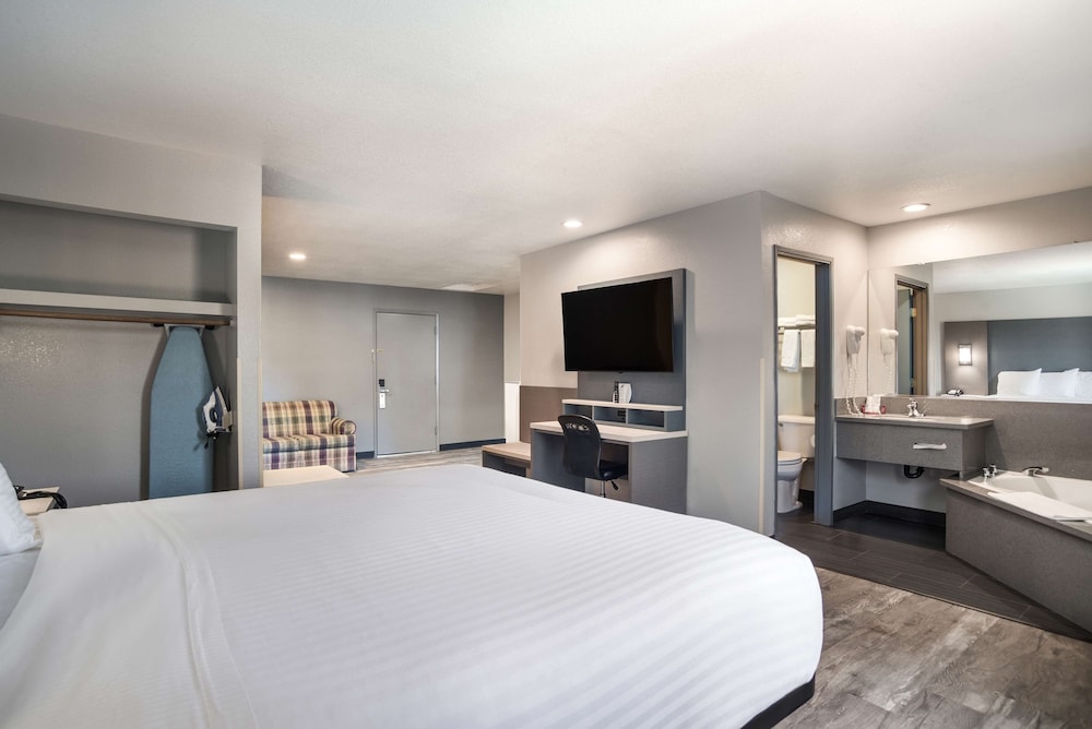 Suite, Multiple Beds, Non Smoking, Jetted Tub - Photo 2