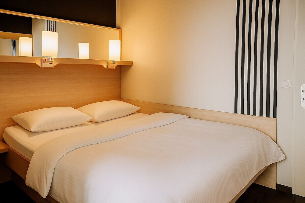 Room, 1 Queen Bed, Private Bathroom