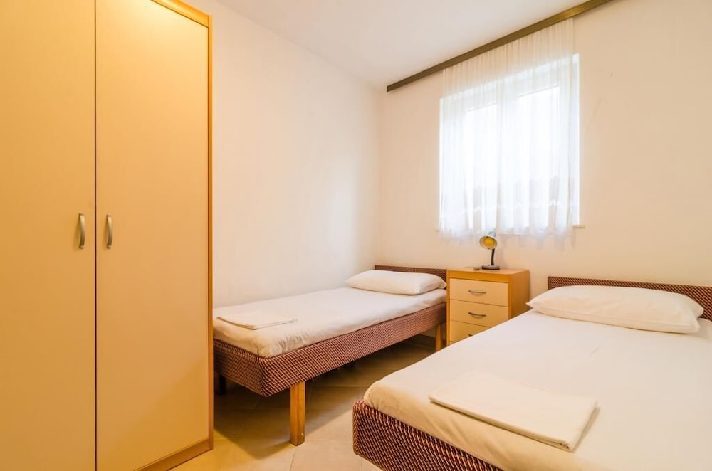 Studio (Studio Apartment)