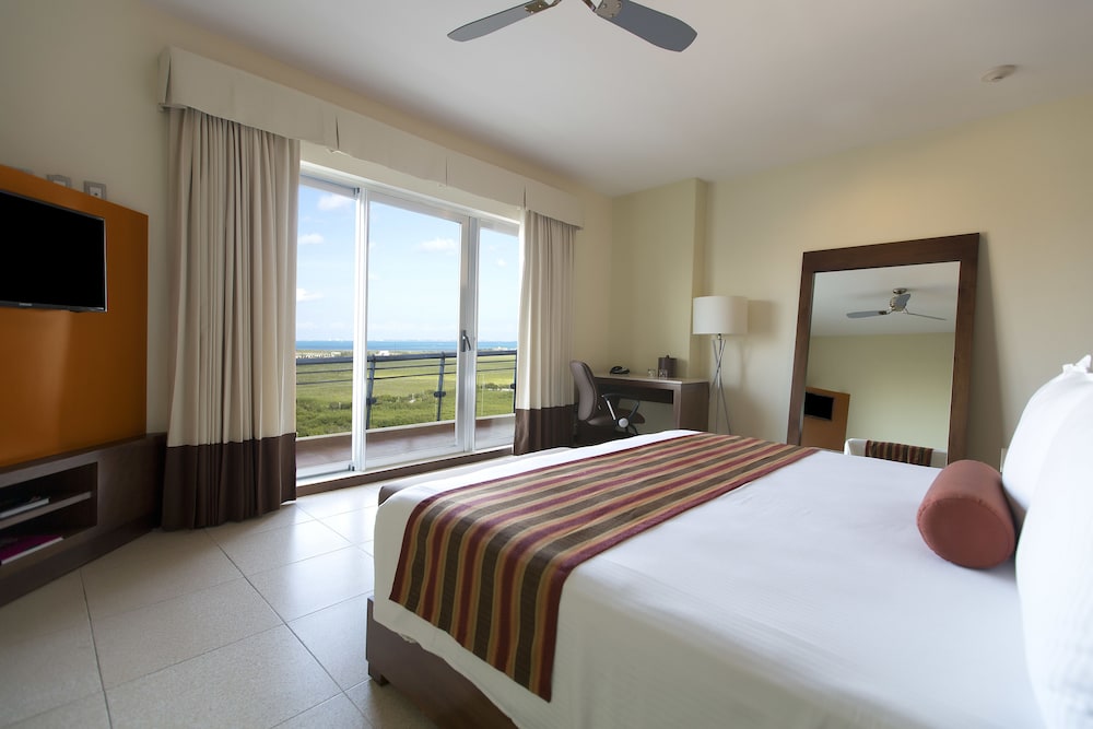 Standard Room, 1 King Bed (Free Beach Club Access) - Photo 5