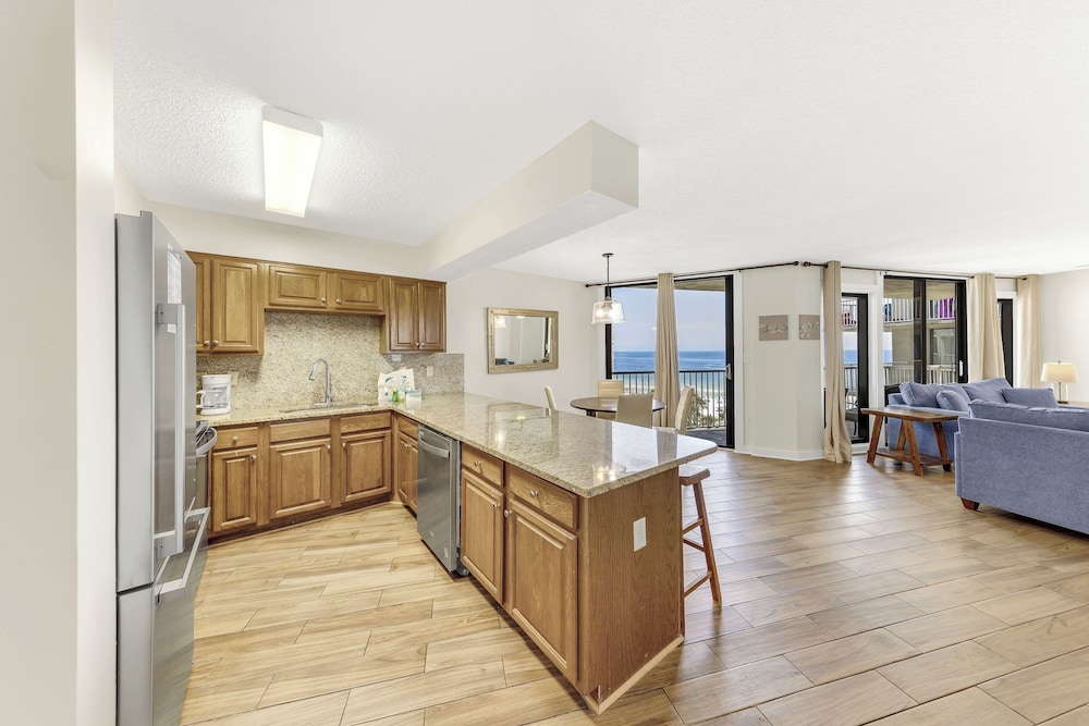 Signature Condo, 3 Bedrooms, Balcony photo 2