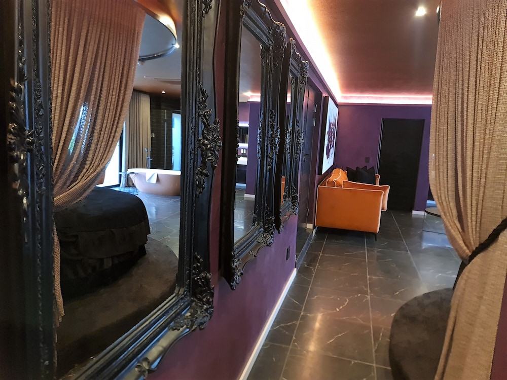 Romantic Suite, 1 King Bed, Terrace, Garden Area photo 3