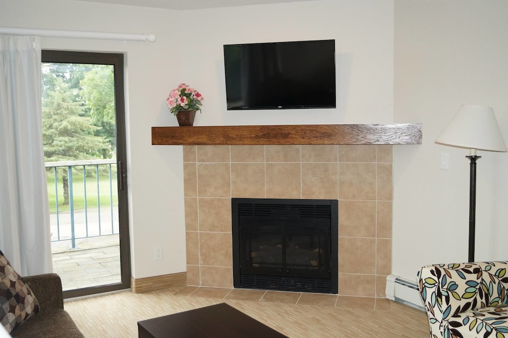 Deluxe Suite, 1 King Bed with Sofa bed, Balcony, Golf View photo 2