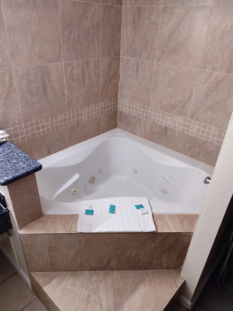 Exclusive Room, 1 King Bed, Non Smoking, Jetted Tub photo 2