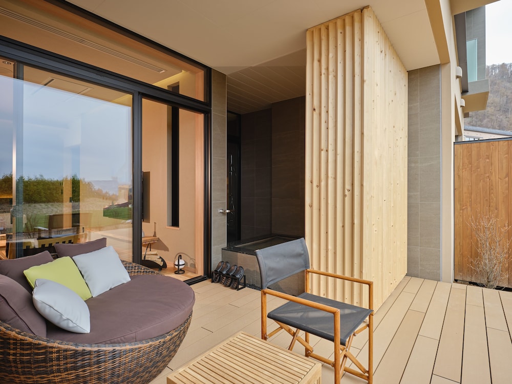 Design Twin Room with Onsen Open-Air Bath (Wood-Deck) East Wing, Non-Smoking - Photo 4