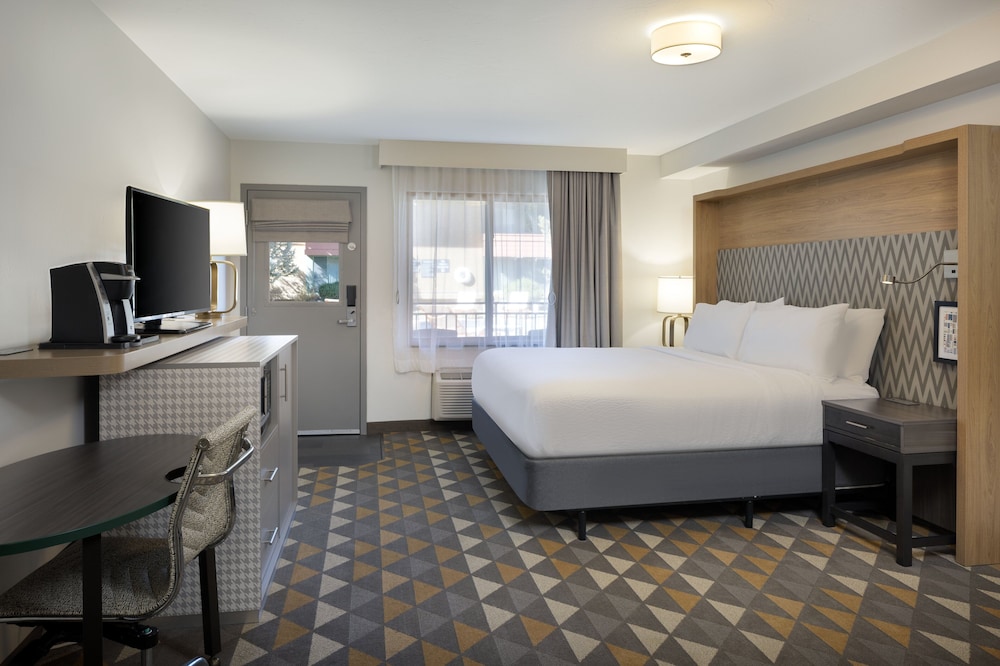 Room, 1 King Bed, Accessible (Communication, Pet Friendly) photo 3