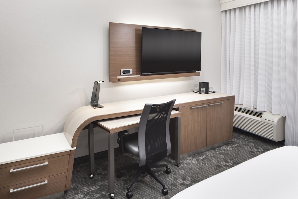 Room, 1 King Bed with Sofa bed (Mobility Accessible, Tub) - Photo 4