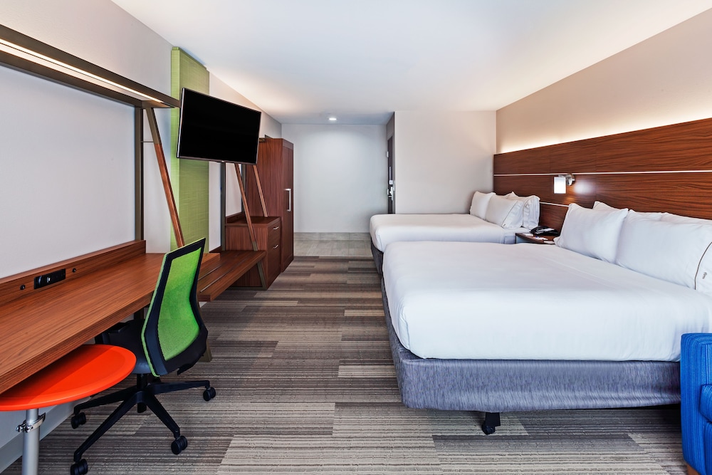 Room, 2 Queen Beds, Accessible, Non Smoking (Communications, Roll-In Shower) photo 3