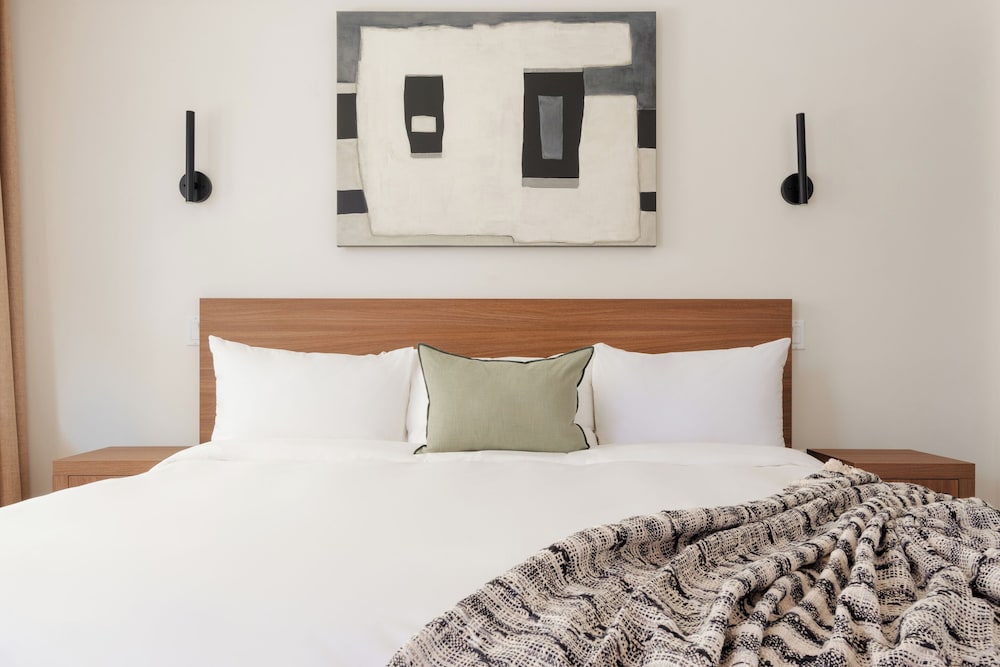 Premier Room, 1 King Bed, Accessible, Balcony - Photo 4