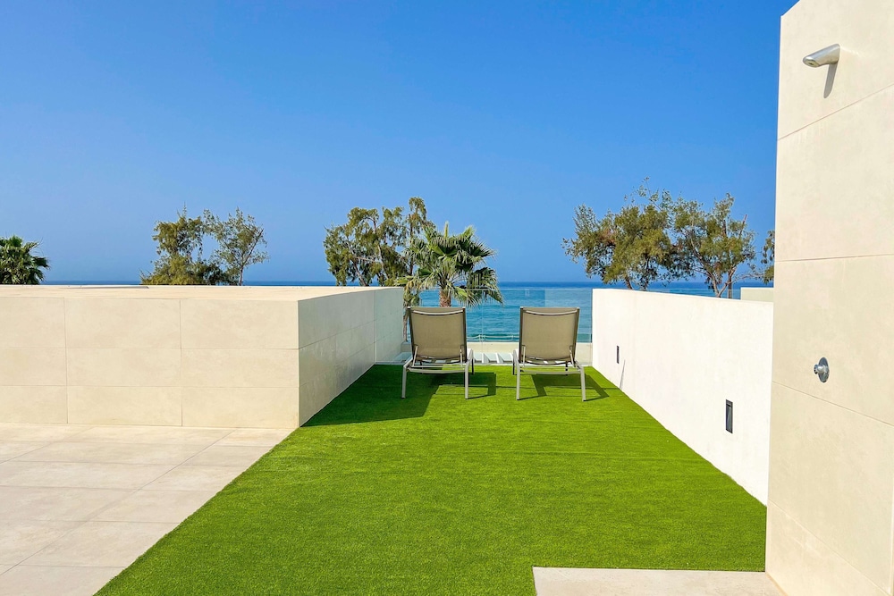 House, Oceanfront (6 Adults + 1 Child)