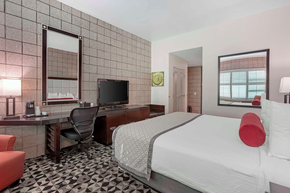 Standard Room, 1 King Bed, Accessible - Photo 2