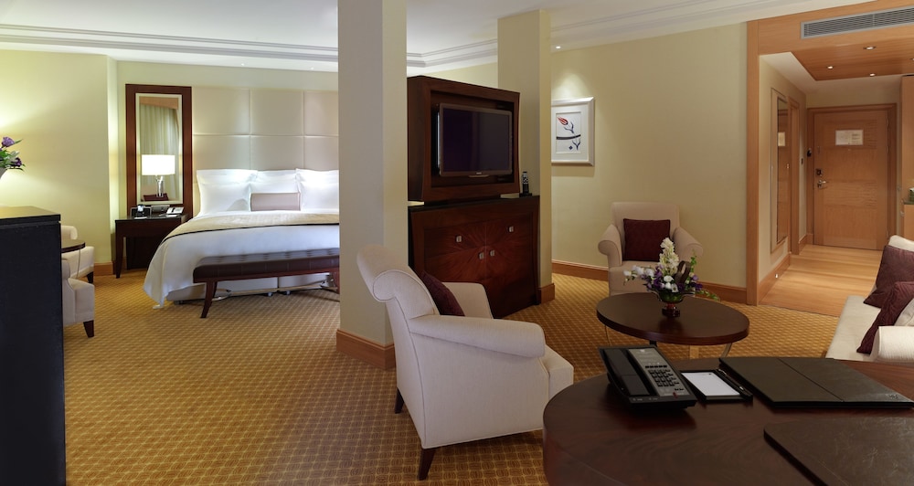 Executive Suite, 1 King Bed, Smoking, City View