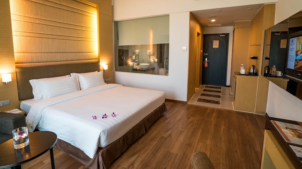 Deluxe King Room - Photo 1