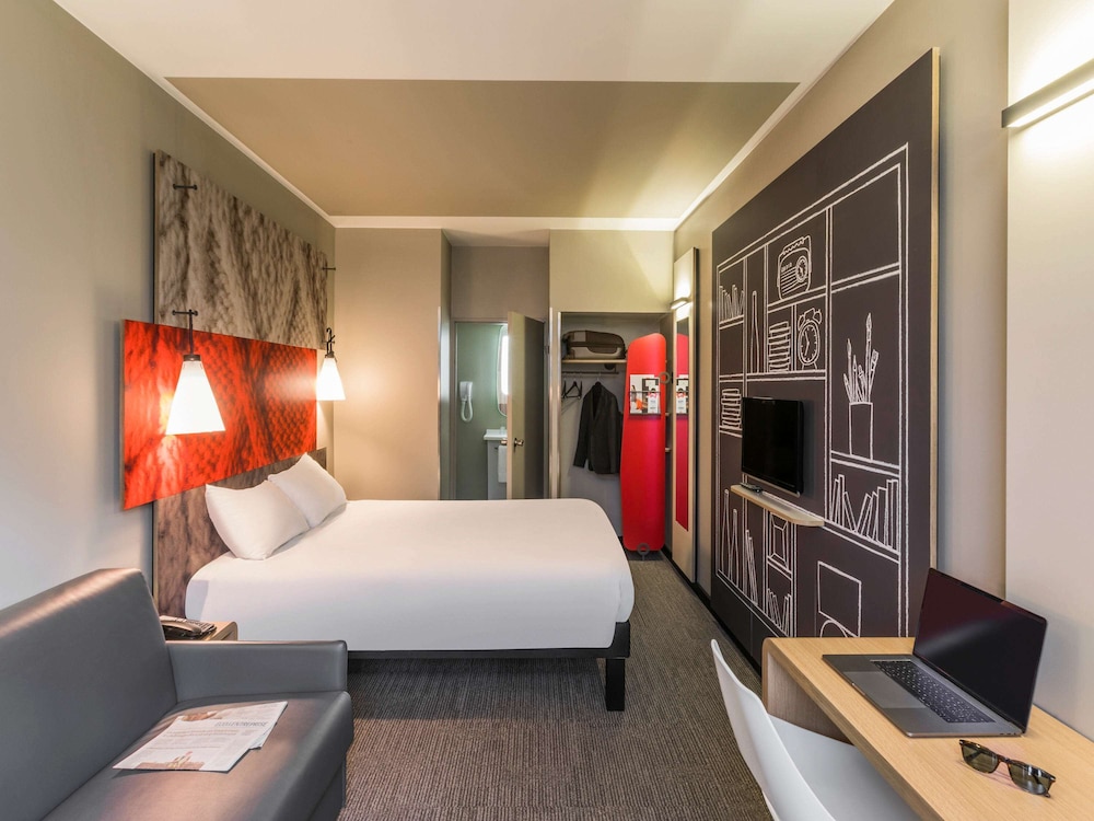 Standard Room, Multiple Beds thumbnail 6
