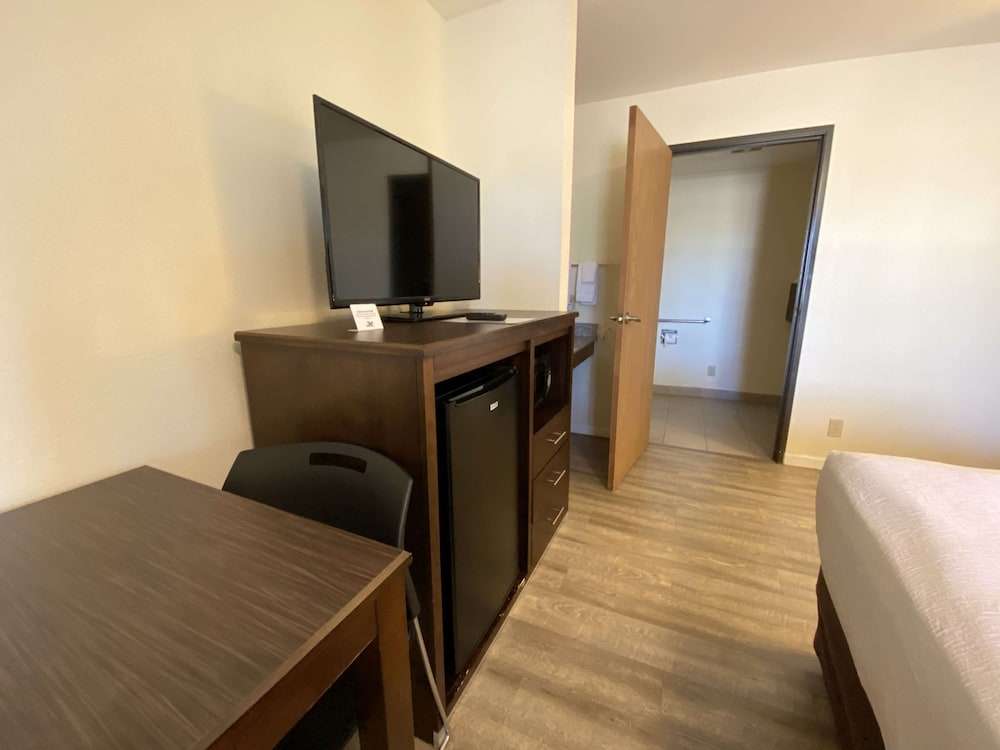 Standard Room, 1 King Bed, Accessible, Refrigerator & Microwave - Photo 3
