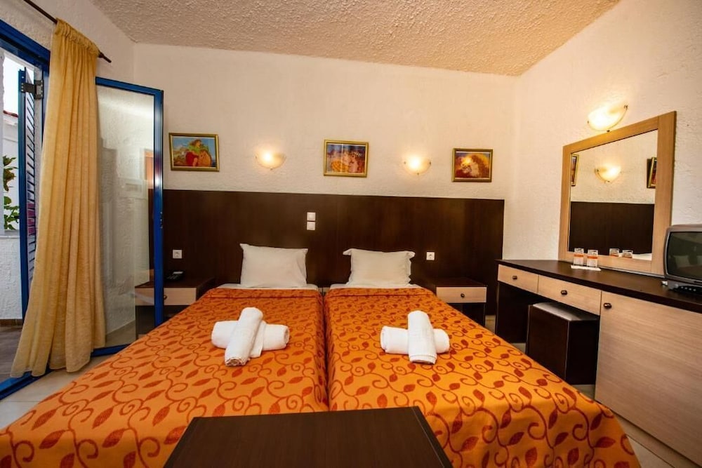 Basic Double Room photo 2