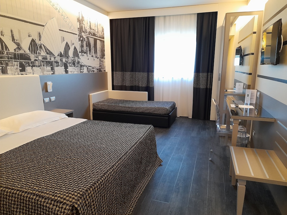 Deluxe Double or Twin Room - Photo 10