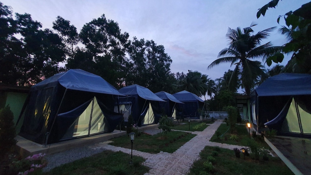 Double Tented Room - Photo 8