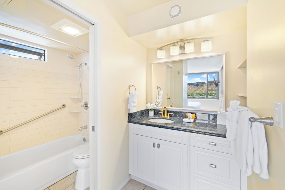 Diamond Head and Ocean views with King Bed and Parking: Suite, 1 Bedroom, Balcony, Ocean View (0071) photo