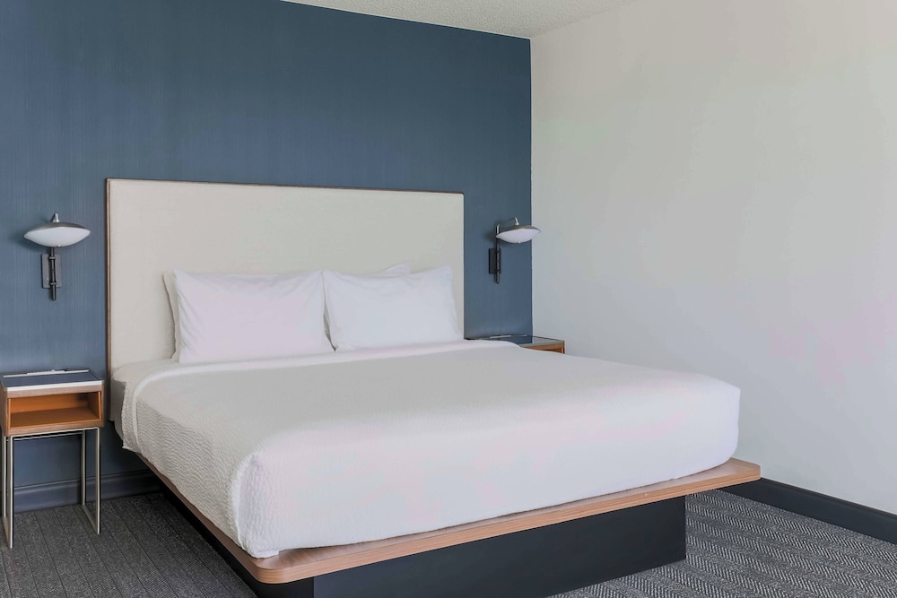 Room, 1 King Bed with Sofa bed, Balcony - Photo 10