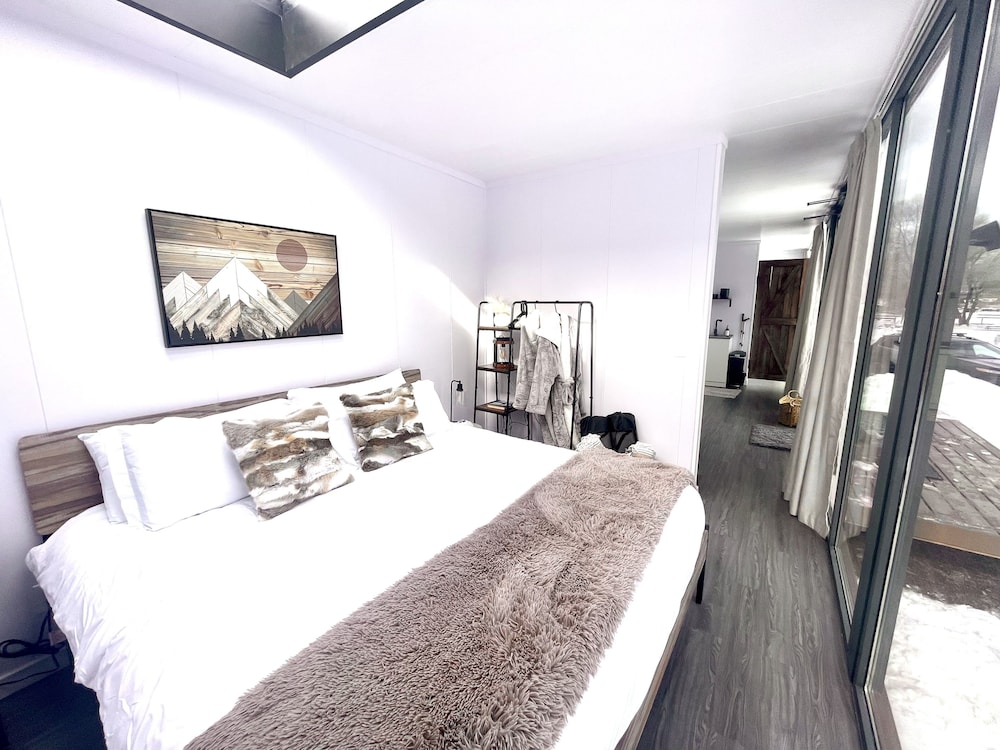 WYLD Glass Cave Glamping by Hot Springs King 1 Bedroom photo 1