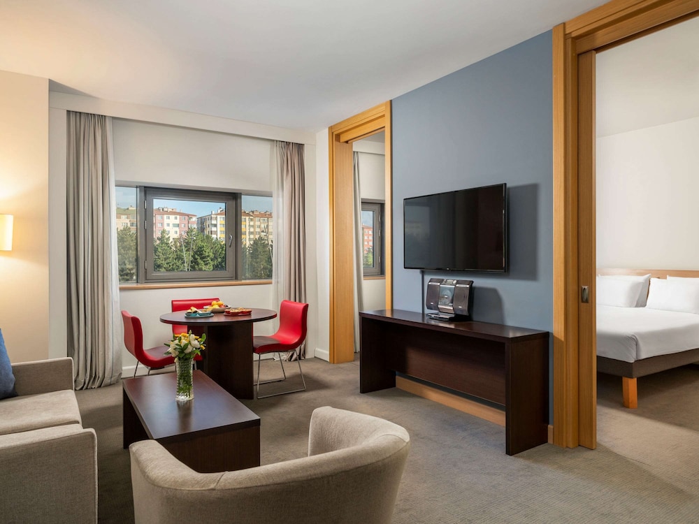 Superior Suite, 1 Queen Bed with Sofa bed - Photo 2