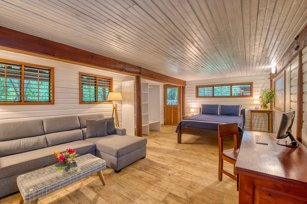 Deluxe Suite, 1 Bedroom, Private Bathroom, Partial Sea View