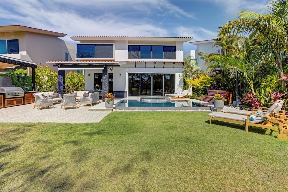 Luxury House, Patio, Pool View photo 1