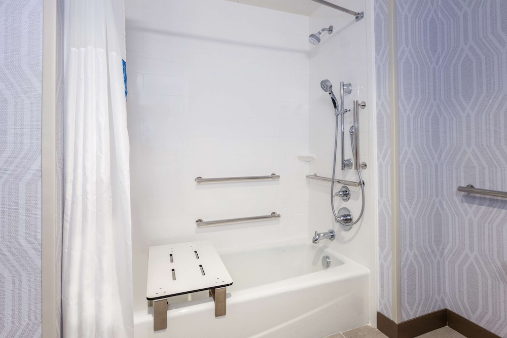 Room, 2 Queen Beds, Accessible, Bathtub - Photo 2