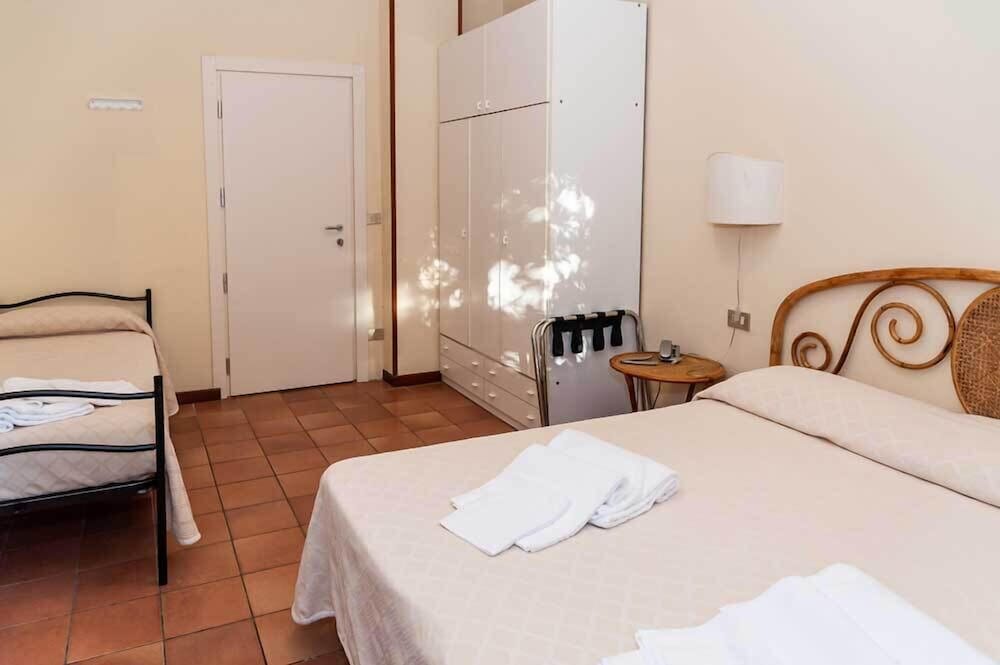 Standard Triple Room photo 3