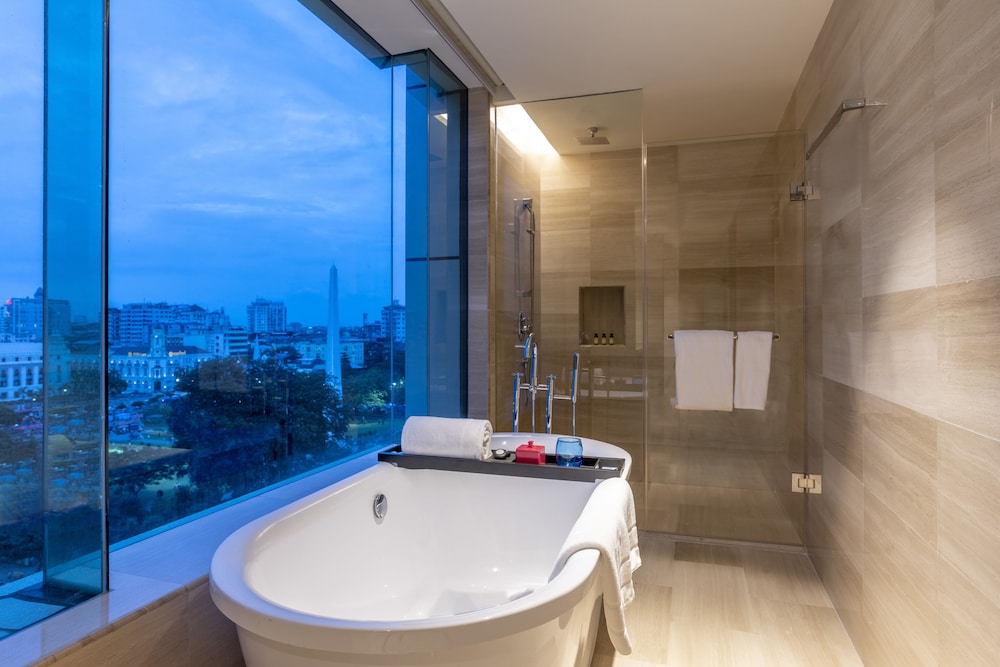 Deluxe Room, 1 King Bed (Premium) photo 2