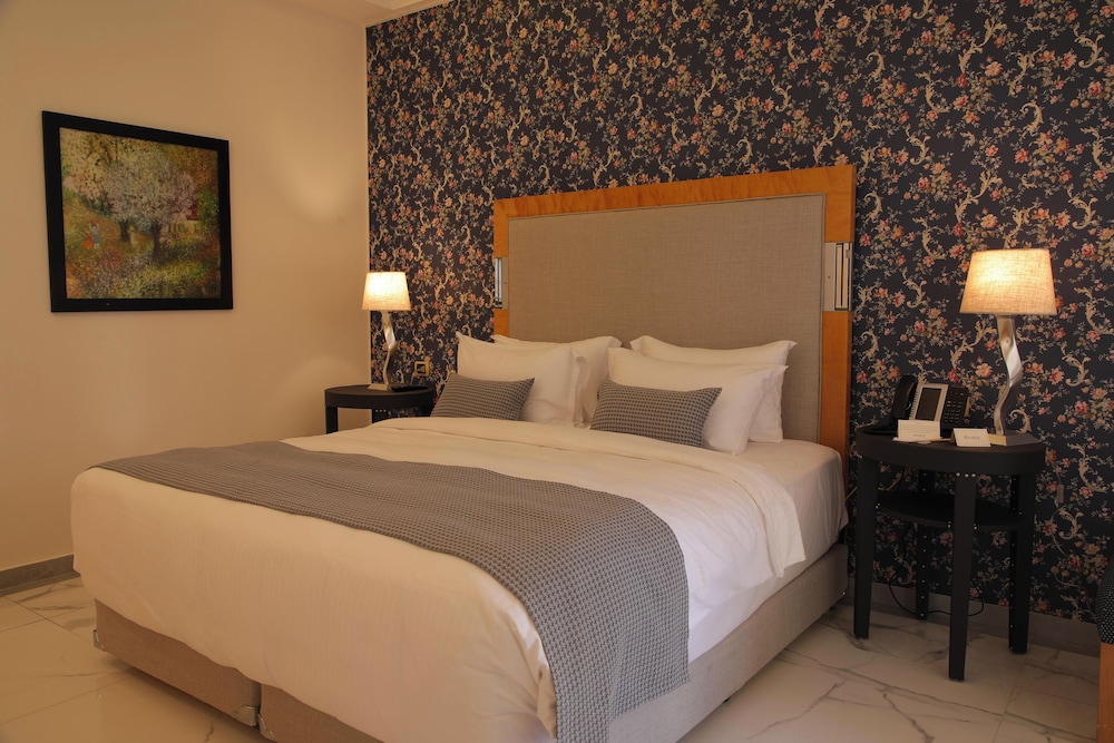 Business Suite, City View - Photo 3