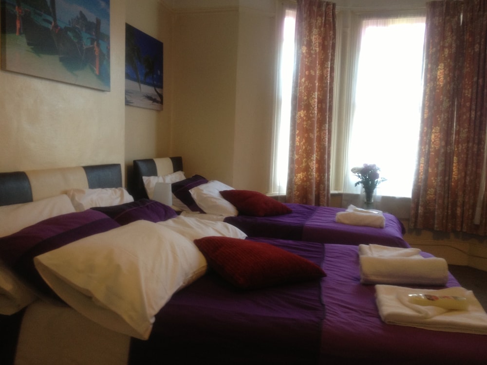 Family Quadruple Room, 2 Bedrooms, Private Bathroom photo 2