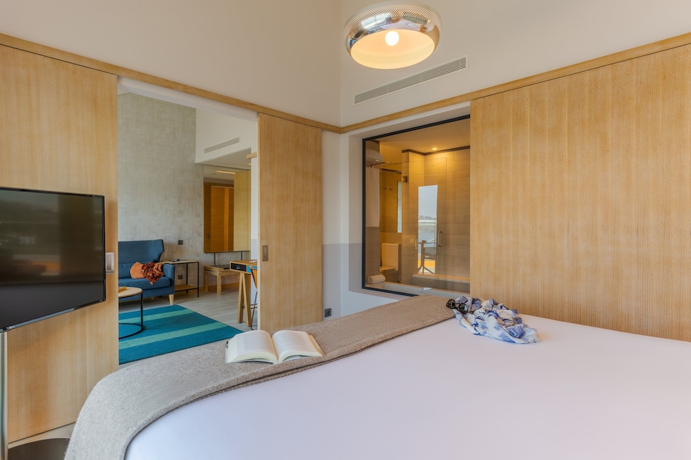 Suite, River View - Photo 8
