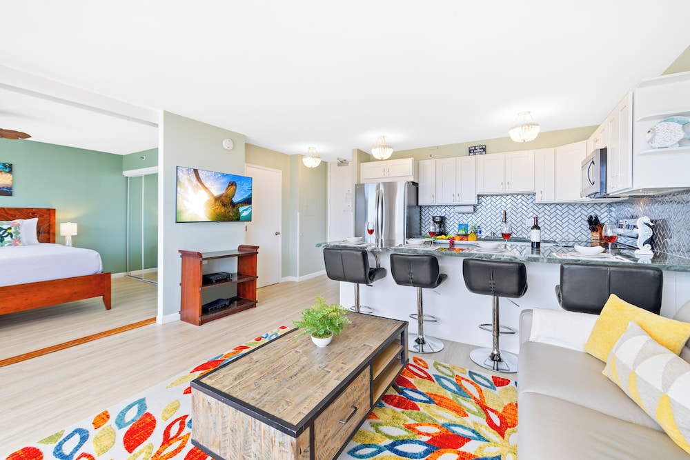 Diamond Head and Ocean views with King Bed and Parking: Condo, 1 Bedroom, Air conditioning, Ocean View (0146) photo