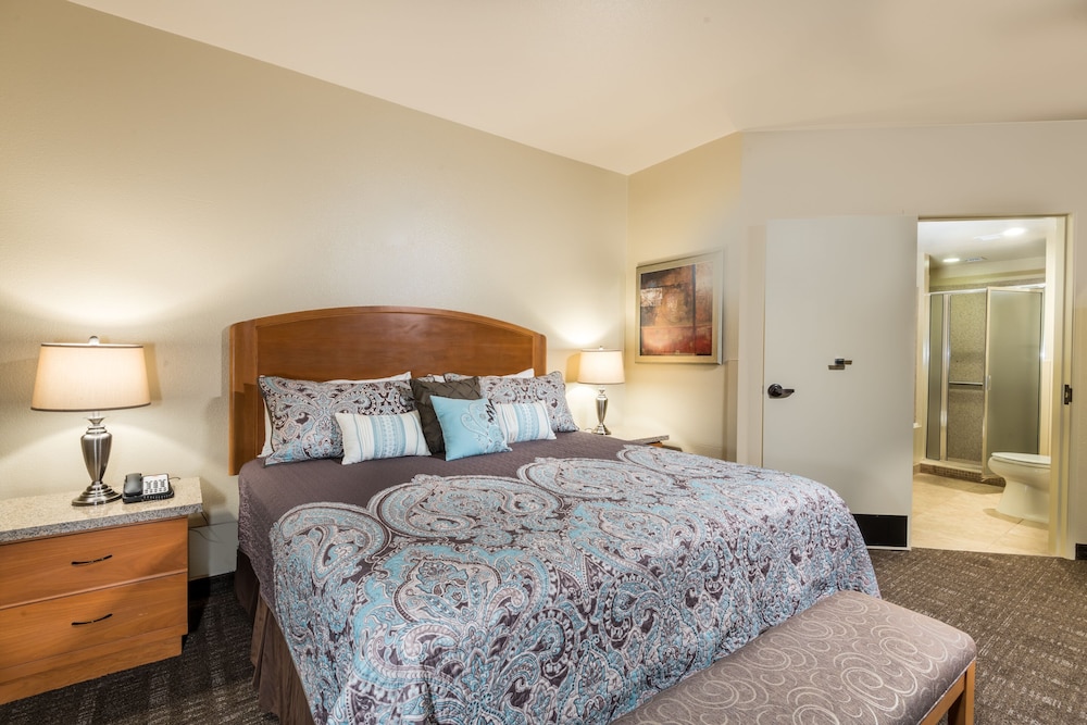Luxury Suite, 1 King Bed, Balcony, Resort View
